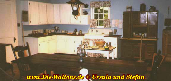 Die Küche mit ihrem großen Familientisch.