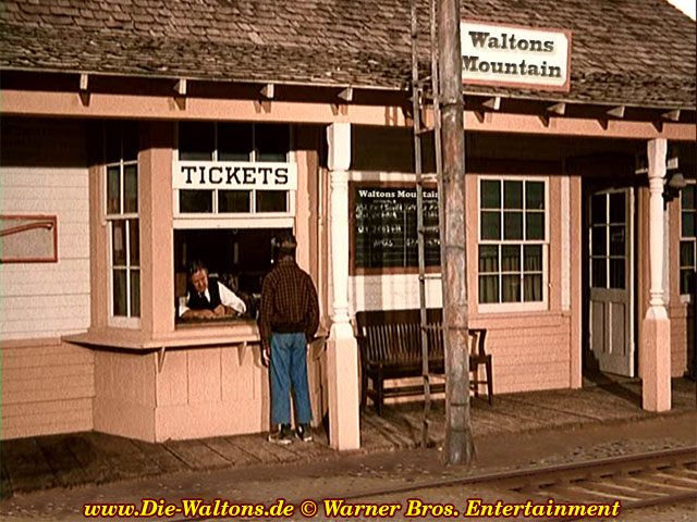 Der Bahnhof in Waltons Mountain. Jim Bob fragt nach einer Fahrkarte.