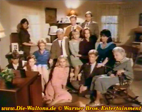 Die Waltons sehen sich John-Boys Thanks Giving Bericht im Fernsehen an während John-Boy sich grade ins Haus geschlichen hat.