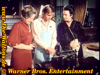 Miss Emily und Miss Mamie Baldwin staunen mit John-Boy &uuml;ber die Schreibmaschine. Die Maschine stammt vom Vater der Baldwins.