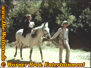 John-Boy bringt Sarah Jane und ihr Baby auf Granny Ketchums wei&szlig;em Maultier zu den Waltons. John-Boy half bei der Geburt.