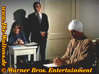 John-Boy's zweite Chance zur Stipendiumpr&uuml;fung findet einige Tage nach der erfolgreichen Operation im Krankenhausbett statt. Miss Hunter und ein Pr&uuml;fer im Hintergrund.