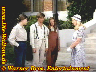 Mary Ellen, John-Boy, Erin und Vernon Rutley auf der Suche nach dem Ring. Mary Ellen verlor ihn in der Toilette.