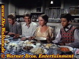 Olivia, John-Boy, Alicia und Charles beim Essen in der Walton-Runde.