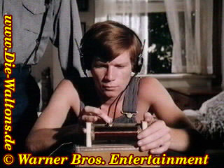 Ben bastelt sich einen Radiodetektor zusammen und kann so selbst die Radio&uuml;bertragung vom Dauertanz mith&ouml;ren.