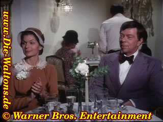 Corabeth Walton und Ike Godsey im feinen Restaurant in Charlottsville. Ike versucht vergebens, um Corabeth zu werben.