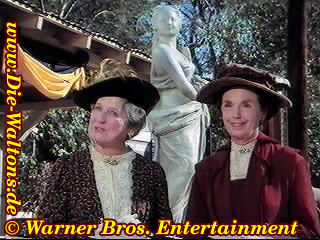 Miss Emily und Miss Mamie Baldwin stiften f&uuml;r die Kirchentombola eine Statue, die immer wieder woanders hingestellt wird.