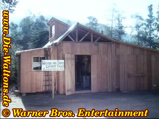 Die neue S&auml;gem&uuml;hle steht. Auf dem Schild ist zu lesen : Walton und S&ouml;hne - Holzverarbeitung - erbaut 1935