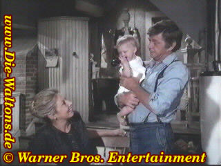 Die Pflegeeltern mit Jennifer. Sie betreuen das Kind, bis es ihre Adoptiveltern bekommen k&ouml;nnen.