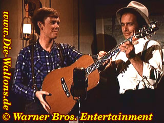 Jason gibt Red Turner eine Gitarre.