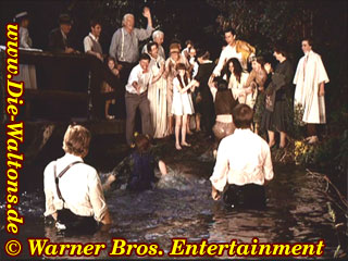 Ben und Yancy Tacker steigen nach der Taufe aus dem Wasser.