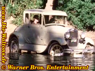 Erst Jim Bob dann Ben und jetzt kapituliert auch Jason Elizabeth mit 13 Jahren das Autofahren beizubringen. Sie landen im Teich. Vor dem Auto schwimmen Enten.