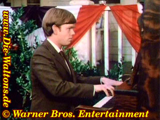 Jason spielt seine eigene Komposition zum Gr&uuml;ndertag vor dem Waltonhaus.