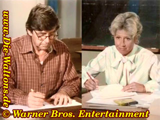 Bildmontage: John macht in der Schule seine Pr&uuml;fung. Olivia sitzt am Lehrerpult.