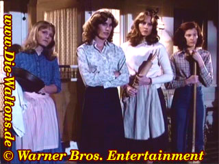 Cindy mit der Bratpfanne, Mary Ellen, Erin mit dem Nudelholz und Elizabeth mit dem Besen verteidigen sich gegen die Marinesoldaten.