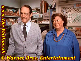 Stanley Perkins bein 'Einstellungsgespr&auml;ch'und Rose Burton r&auml;t Ike Godsey (Nicht im Bild) zu.