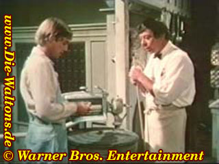 John-Boy zahlt einen Dollar an Ike Godsey als Anzahlung für Mutter's neue gebrauchte Waschmaschine. Er verdient sich das Geld bei den Baldwins.