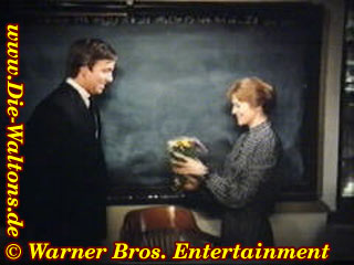 Der Reverend besucht Miss Hunter in der Schule und gibt ihr Blumen. Beide haben Interesse, sich näher kennenzulernen
