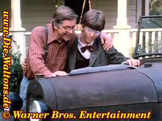 Brillentr&auml;ger John und Jim Bob studieren einen Plan f&uuml;r sein Flugzeug, welches er bauen will.